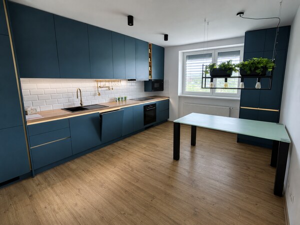Nadštandardný  byt – 96 m² s garážou v Novom Meste n/V, Trenčianska ul., vlastnou záhradkou a priamym vstupom z garáže 