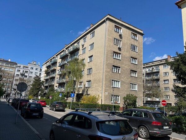 Priestranný 2-izbový tehlový byt s možnosťou prerobenia na 3-izbový Bratislava I – Staré Mesto, Justičná ul. (pri Justičnom paláci)