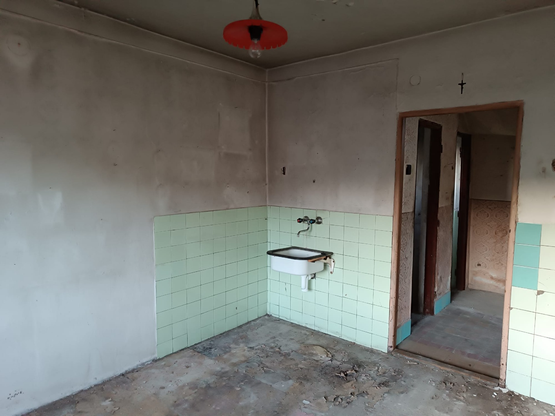Rodinný dom na rekonštrukciu blízko centra mesta – Nová Baňa — foto 3
