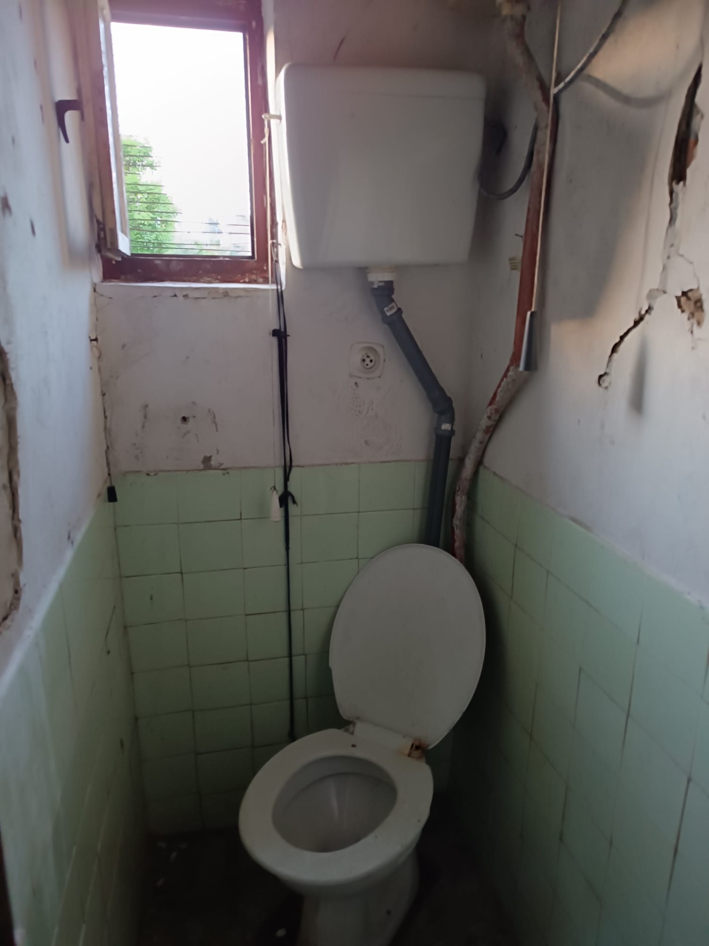 Rodinný dom na rekonštrukciu blízko centra mesta – Nová Baňa — foto 13