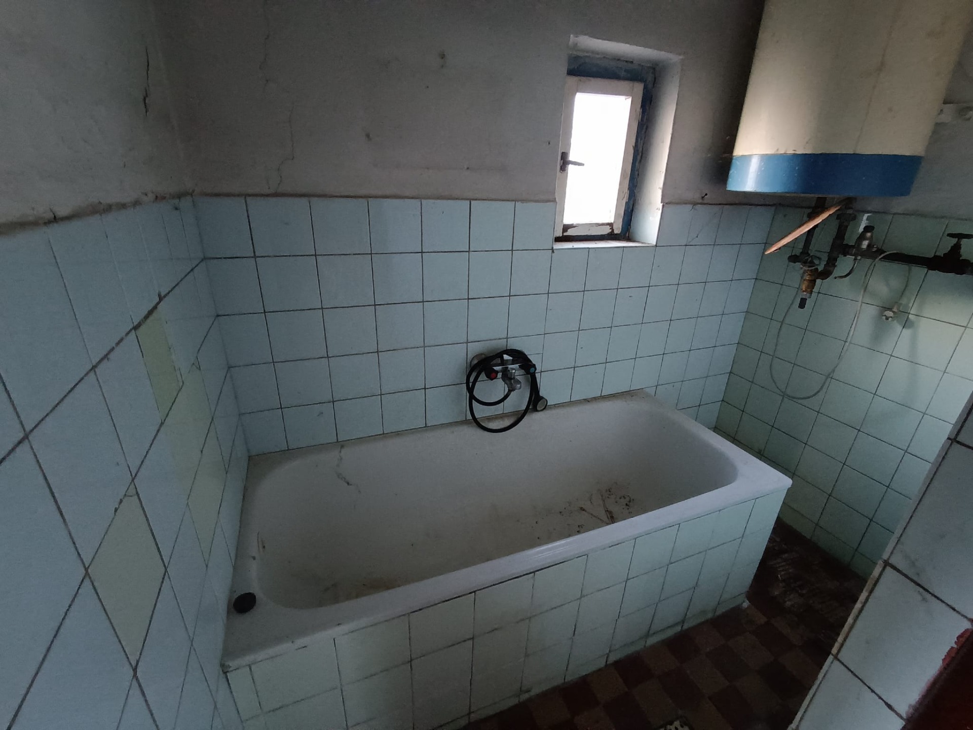 Rodinný dom na rekonštrukciu blízko centra mesta – Nová Baňa — foto 9