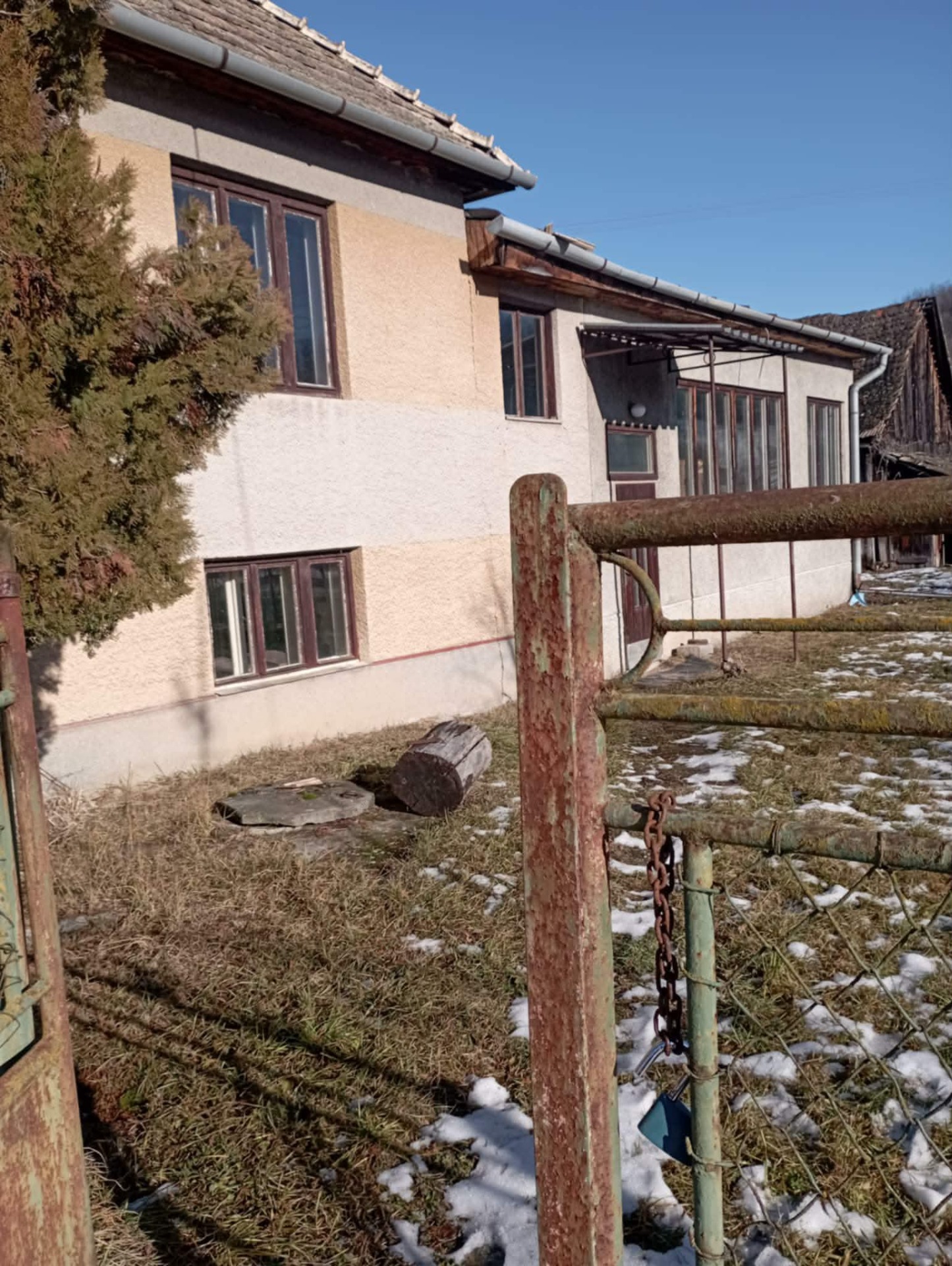 Dom v obci Ľuboriečka s veľkým pozemkom, — foto 3