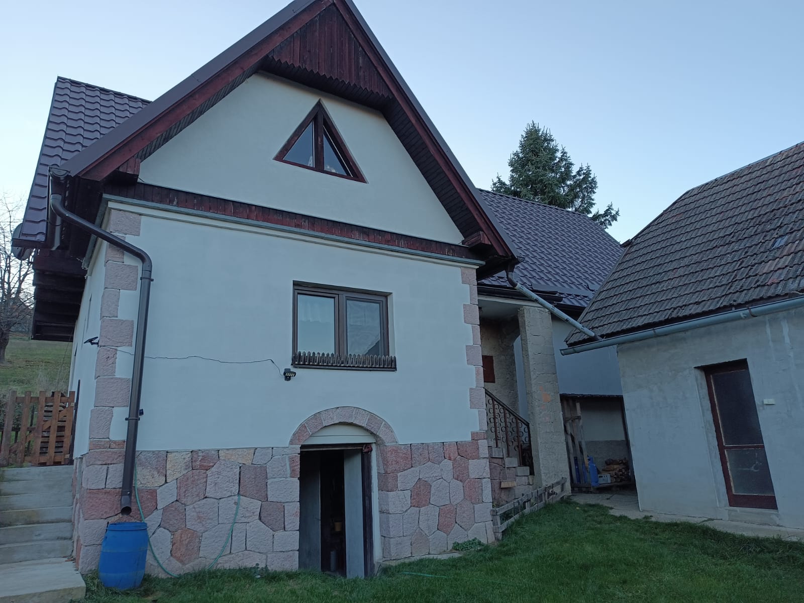 Samota Nová Baňa – Štále s hospodárskymi stavbami — foto 3