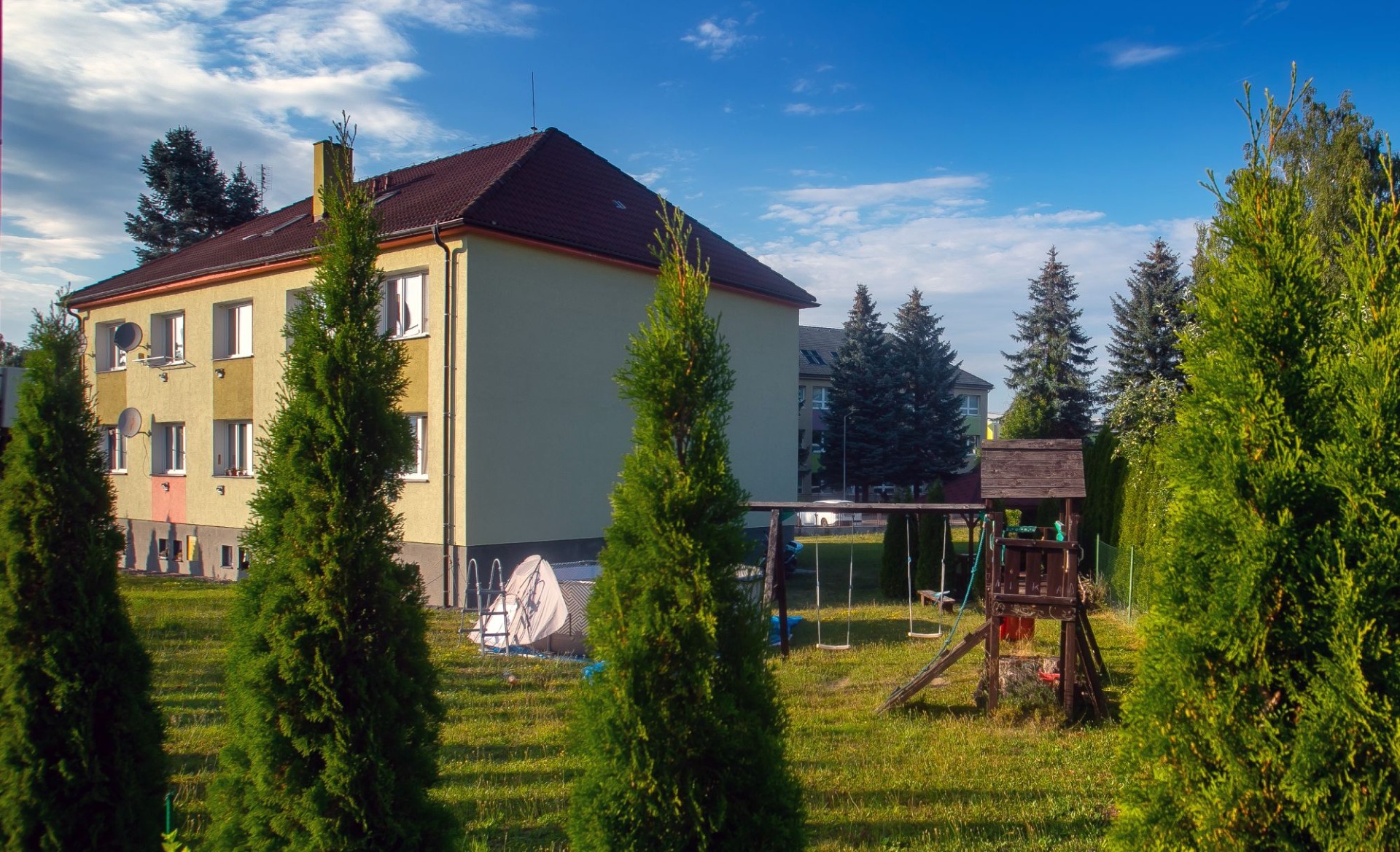 Na predaj 2-izbový byt v 6 – bytovom dome a vlastným pozemkom — foto 2