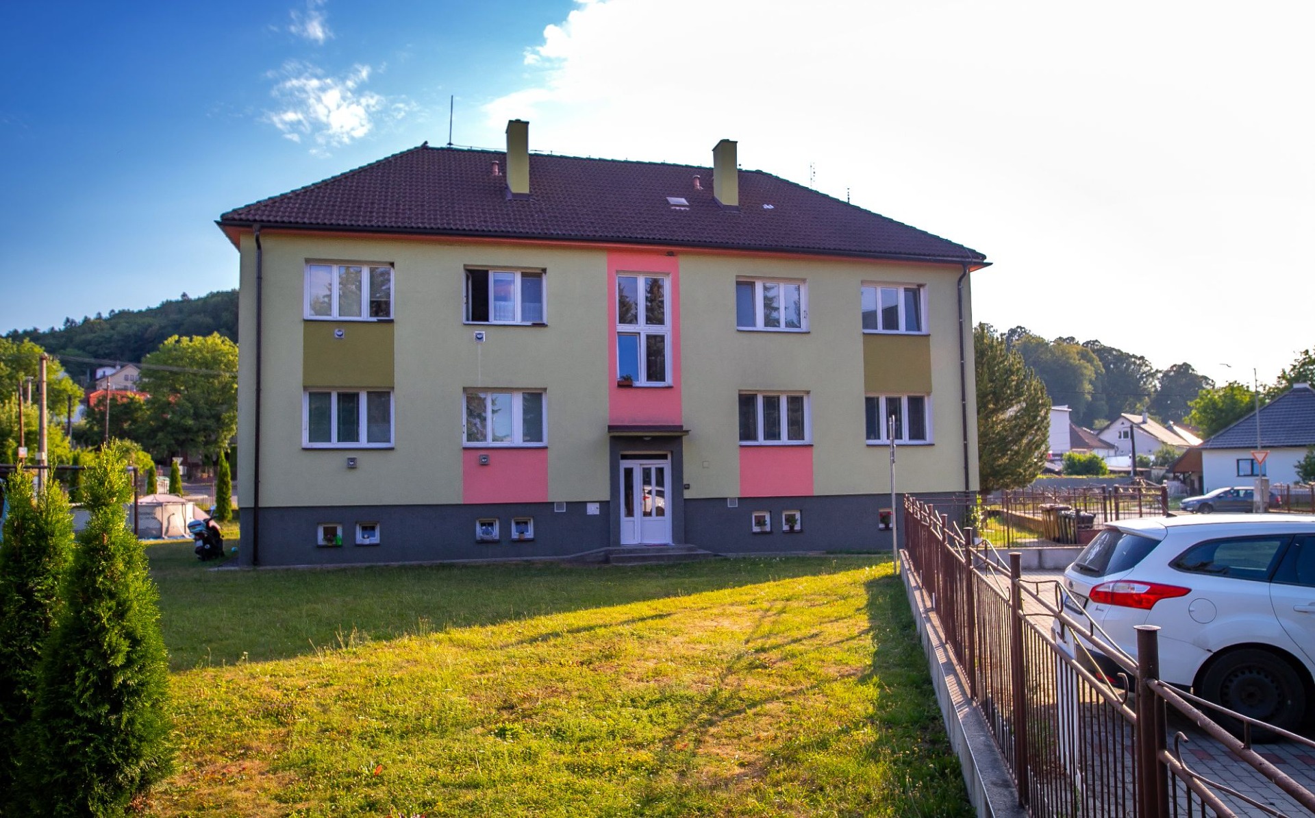 Na predaj 2-izbový byt v 6 – bytovom dome a vlastným pozemkom — foto 3
