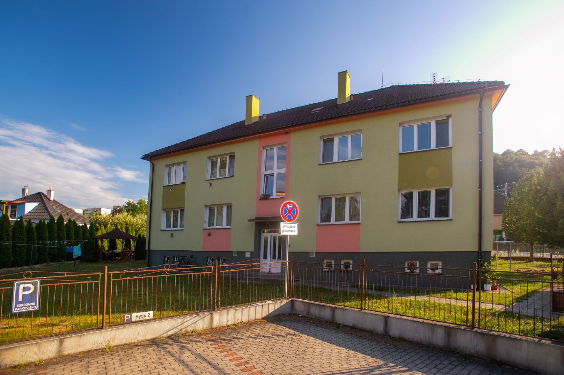 Na predaj 2-izbový byt v 6 – bytovom dome a vlastným pozemkom — foto 4