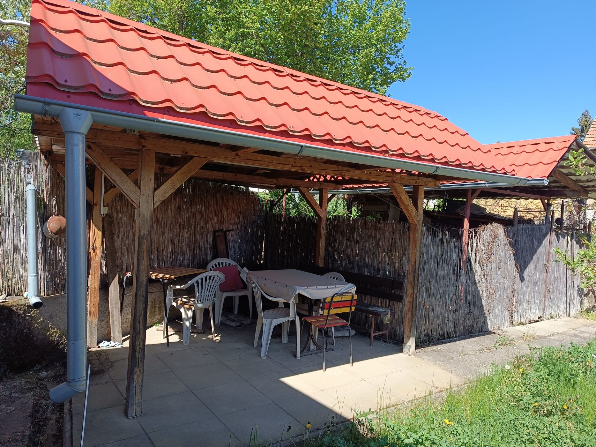 Na predaj  veľká dvojgaráž  v Pukanci s pozemkom a altánkom — foto 2