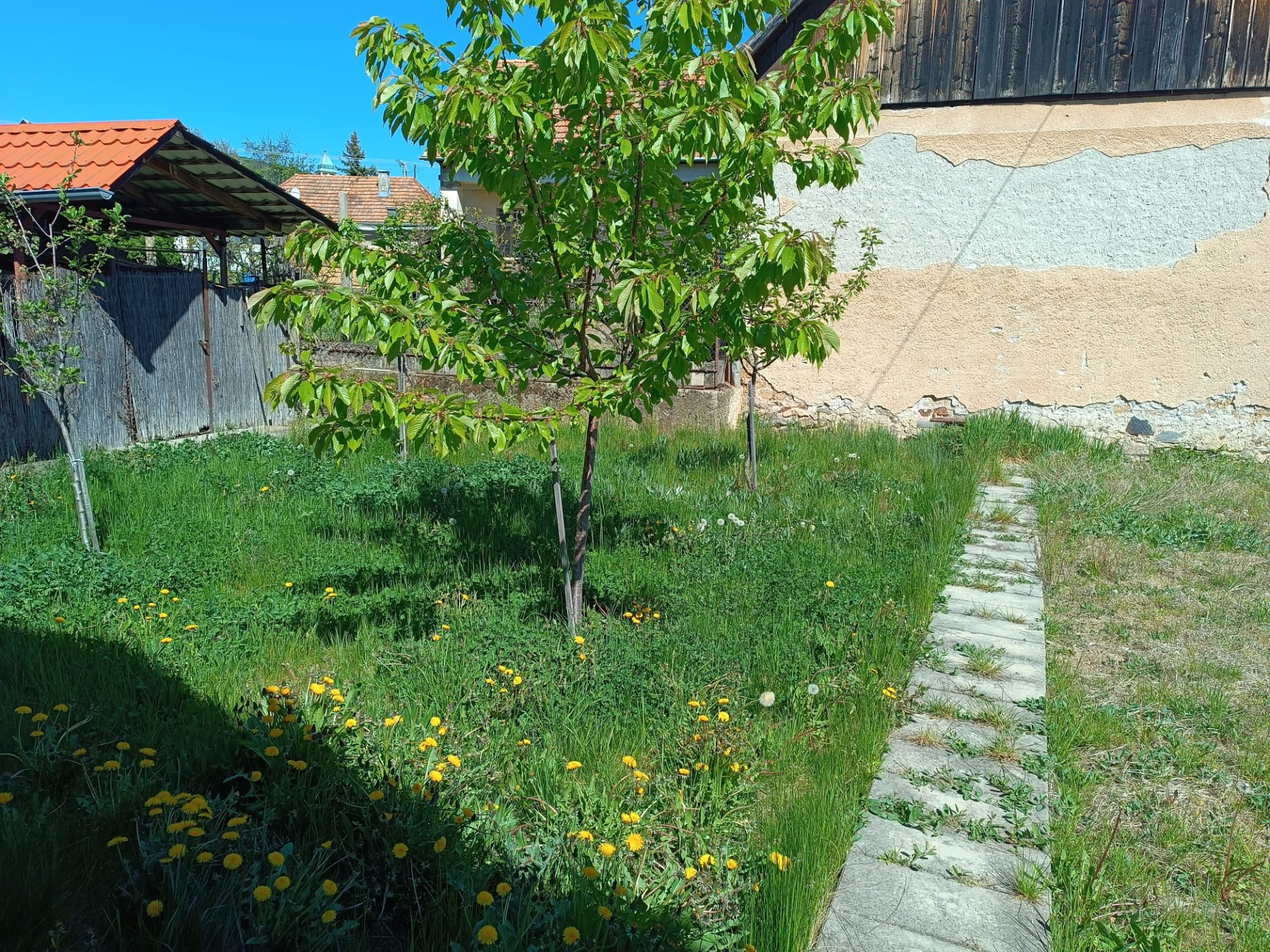 Na predaj  veľká dvojgaráž  v Pukanci s pozemkom a altánkom — foto 3