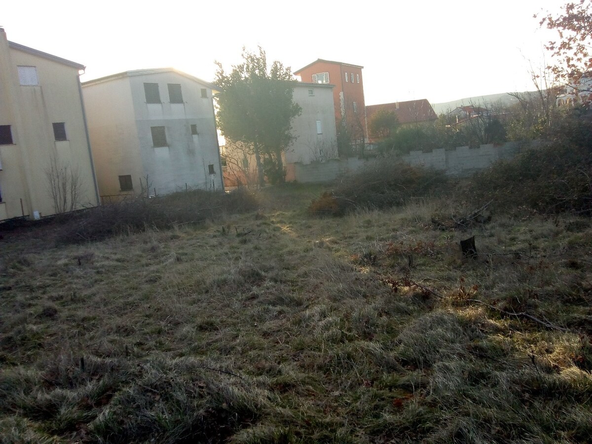 STAVEBNÍ PARCELA - MASLENICA